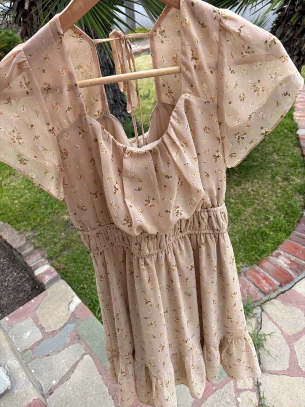 Altar'd State Floral Flutter Sleeve Mini Dress – Size Medium 🌻